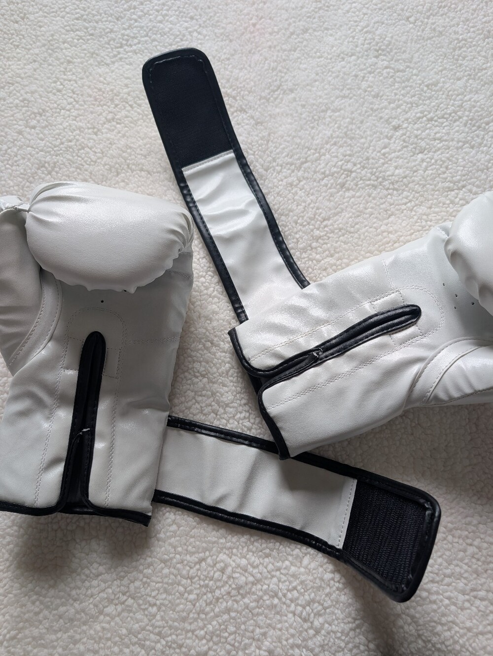 EUC Everlast Women's Boxing Gloves - Picture 3 of 3